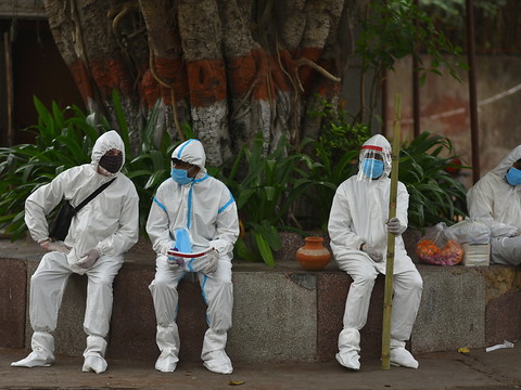 Inde: 4529 décès dus au Covid-19 en 24 heures, un nouveau record