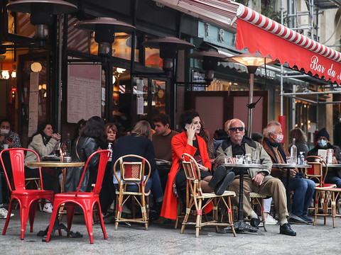 La France rouvre terrasses et musées, New York tombe le masque