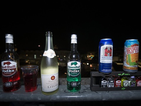 Les Suisses boivent plus d'alcool que la moyenne de l'OCDE