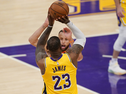 Les Lakers battent Golden State en barrage