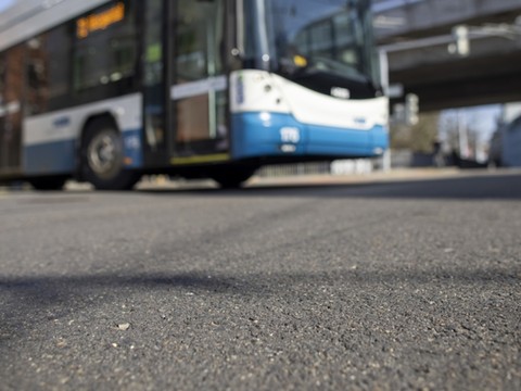 Des pneus usagés dans l'asphalte des routes