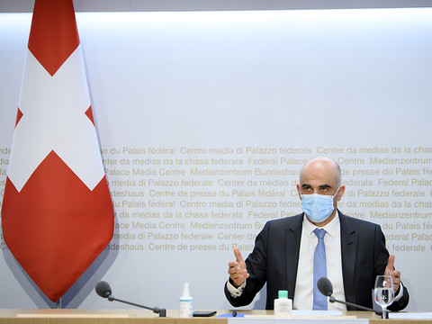 A. Berset voit la lumière au bout du tunnel et fait son mea culpa