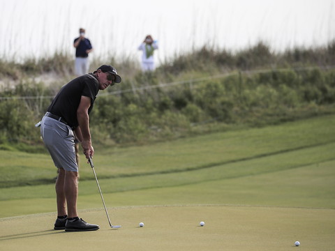 Mickelson et Oosthuizen aux commandes