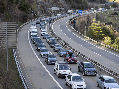 Pentecôte: à nouveau un embouteillage devant le Gothard