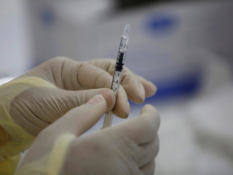 Vaccins Pfizer et AstraZeneca efficaces contre le variant indien