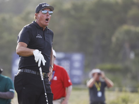 Mickelson conserve seul la tête