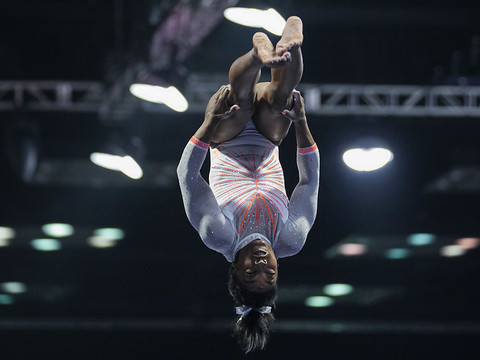 Biles impressionne pour son retour, avec un saut inédit