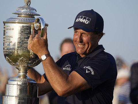 Mickelson entre dans l'histoire et au plus bel âge