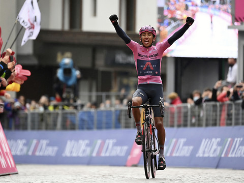 Bernal s'impose en solitaire dans les Dolomites et creuse l'écart