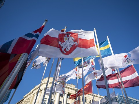 Le drapeau bélarusse au coeur d'un conflit entre Riga et l'IIHF