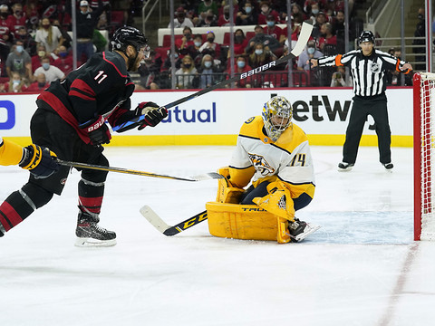 Carolina mène 3-2 face à Nashville