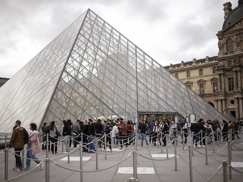 Première femme à la tête du musée du Louvre