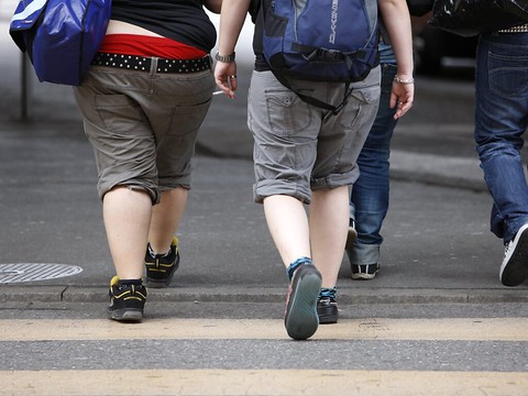 Les jeunes hommes sont plus souvent gros que les jeunes femmes