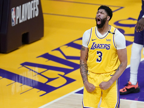 Les Lakers prennent l'avantage