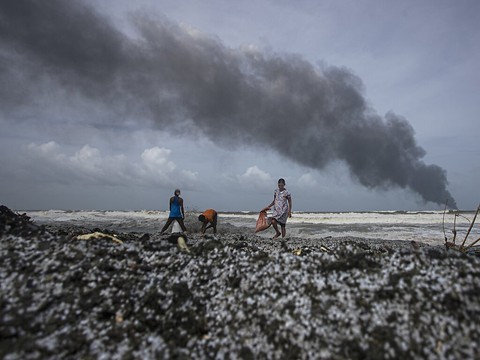 Navire en feu: plages srilankaises menacées par des tonnes de plastique