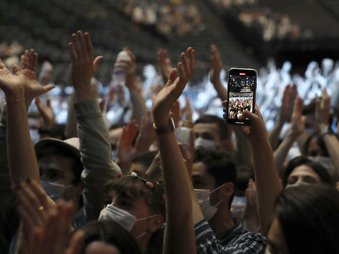 Masqués mais heureux:foule à Bercy pour un concert-test d'Indochine