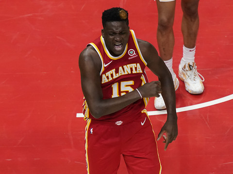 Capela et les Hawks à un succès du 2e tour