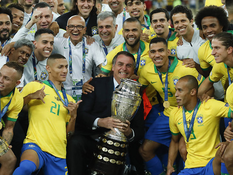 Le flou persiste dans un Brésil meurtri par le Covid-19