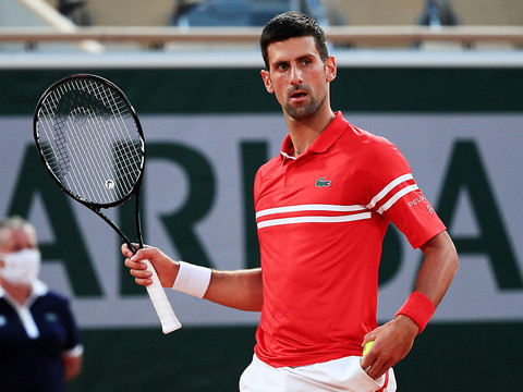 Djokovic rejoint le 2e tour au petit trot