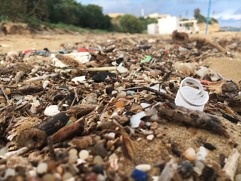 Les déchets plastiques dérivent surtout près des côtes