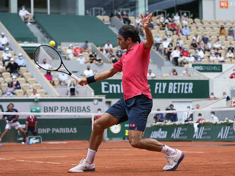 Federer lâche un set face à Cilic