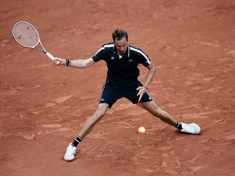 Medvedev domine Opelka en trois sets