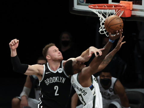 Brooklyn gagne l'acte I contre Milwaukee mais perd peut-être Harden