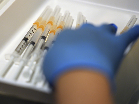 UE: Moderna demande l'autorisation de son vaccin pour les ados