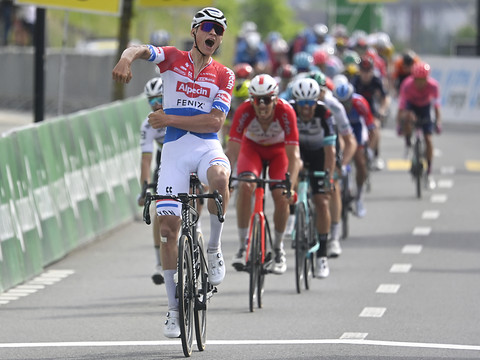 Van der Poel récidive et prend le maillot jaune