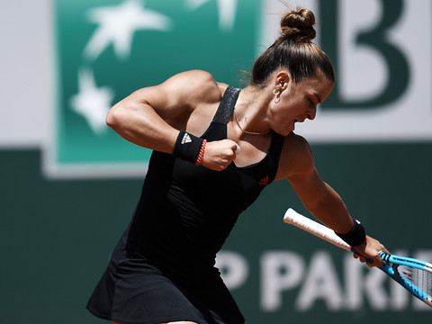 Maria Sakkari élimine la tenante du titre