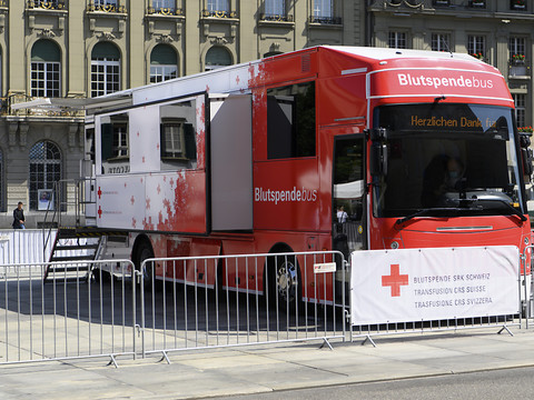 Les parlementaires donnent leur sang sur la Place fédérale