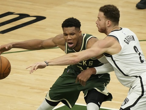 Milwaukee réduit l'écart contre Brooklyn