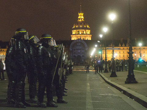 Fête nocturne à Paris: la police disperse des centaines de jeunes