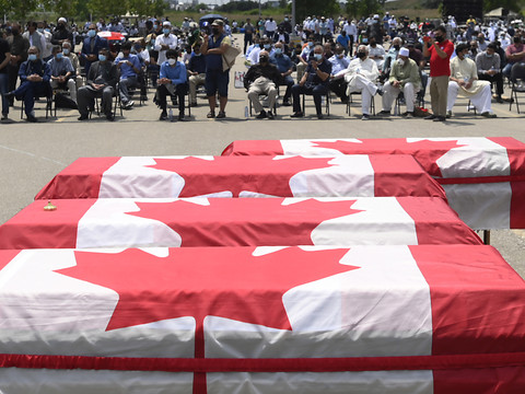 Dernier hommage à la famille musulmane tuée à la voiture-bélier