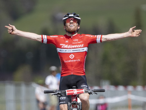 Flückiger s'impose, Jolanda Neff 4e malgré une chute