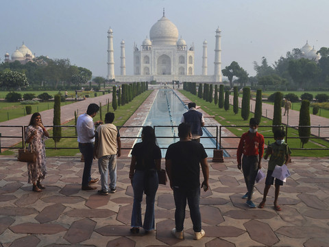Inde: le Taj Mahal rouvre aux visiteurs, les cas de Covid baissent