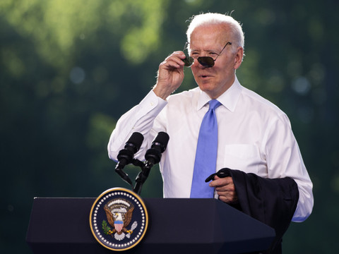 Biden accuse les autocrates de s'en prendre aux travailleurs
