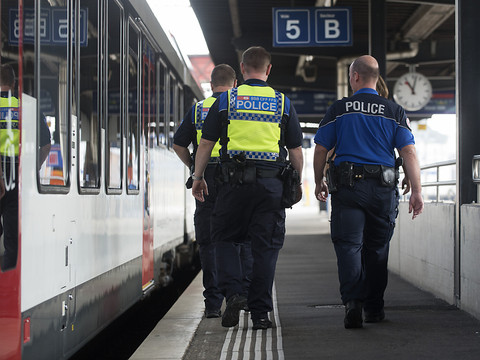 Opération de police à Däniken après une alerte à la bombe