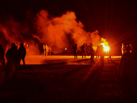 Rave-party illégale: affrontements violents avec la police