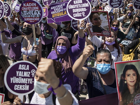 Des femmes manifestent contre l'abandon d'un traité les protégeant