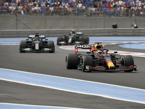 Verstappen bat Hamilton dans une course à suspense