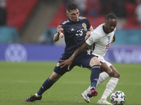 L'Ecossais Gilmour, positif au Covid, forfait contre la Croatie