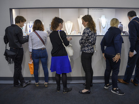 Le salon horloger Baselworld fera son retour en mars 2022