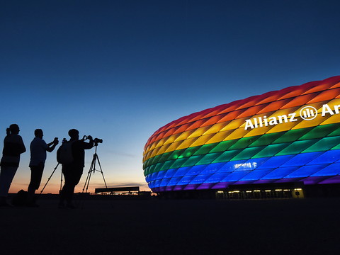 L'UEFA défend sa décision mais pare son logo d'un arc-en-ciel