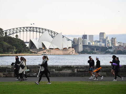 Sydney se reconfine face au variant Delta, allègements en Europe