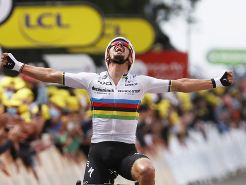 Alaphilippe déjà en jaune, Hirschi amoché
