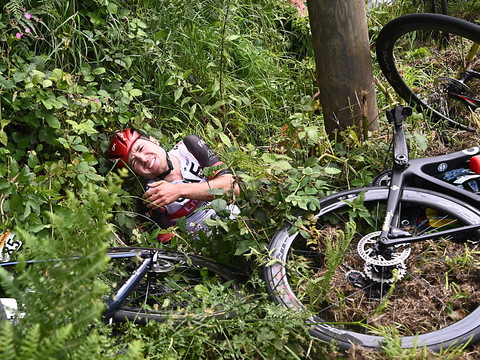 Marc Hirschi touché à la clavicule droite