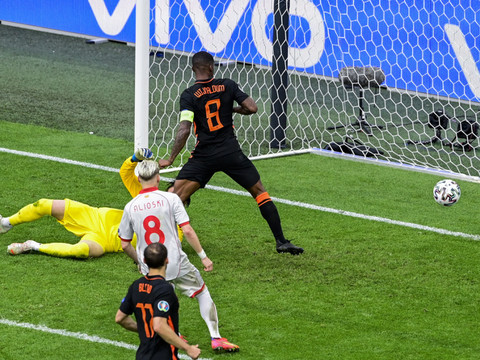 Wijnaldum sort de l'ombre avec les 