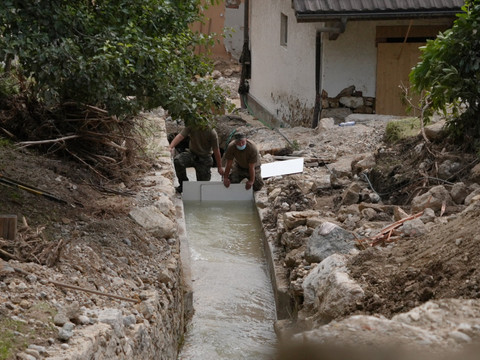 L'armée est au travail pour sécuriser la rivière à Cressier NE