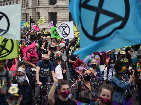 Du fumier déversé devant le siège du Daily Mail: arrestations